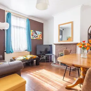  Holiday home Authentic London - Four Bedroom Victorian House